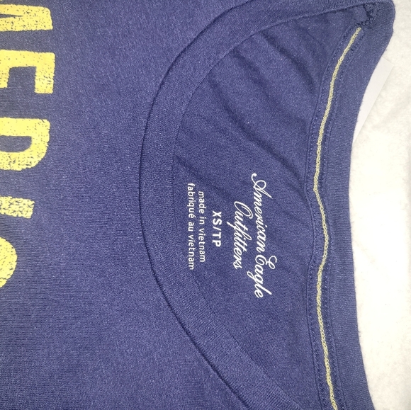 American eagle T-shirt size xs in navy blue with yellow lettering. - Picture 4 of 8